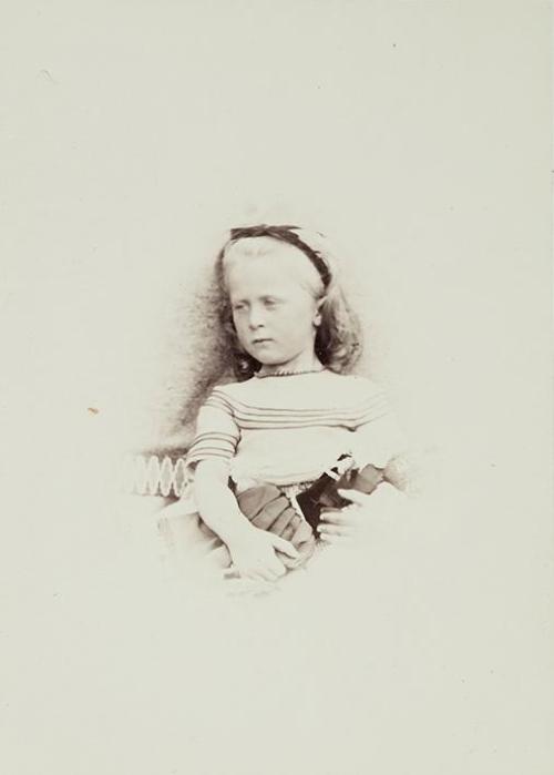 Petite fille à la poupée (Marguerite Daulnoy)