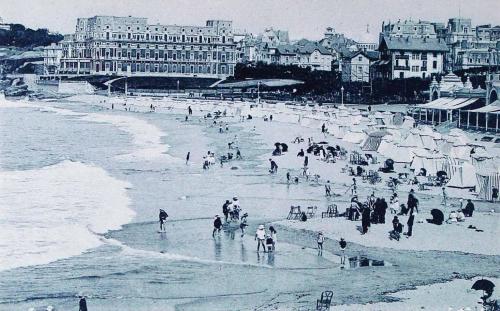 Biarritz. La Plage et l’ Hôtel du Palais