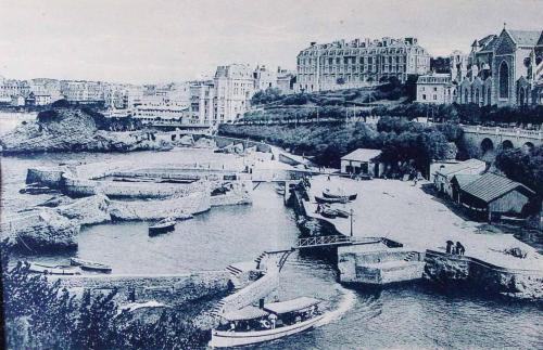 Biarritz. Le Port des Pêcheurs et les Hôtels