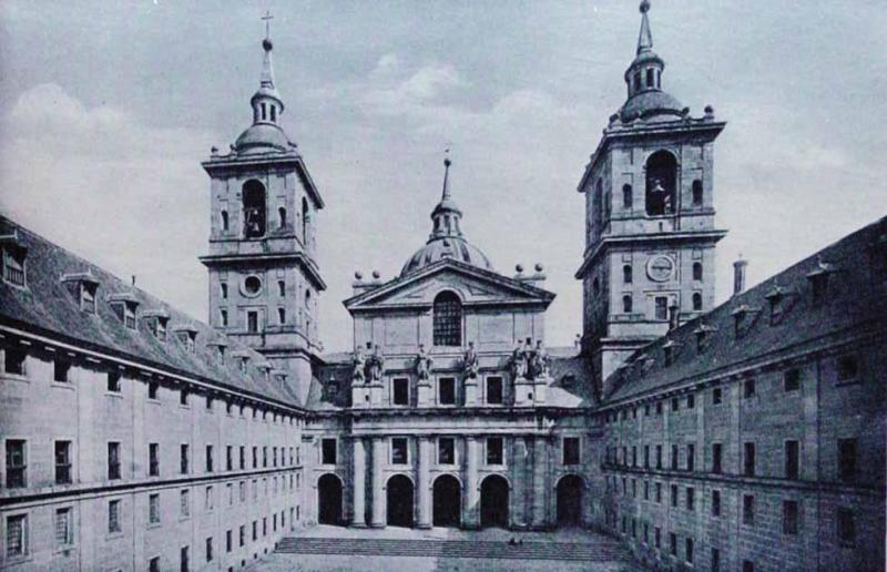 Monasterio de San Lorenzo del Escorial. Patio de los Reyes y portada de la Iglesia