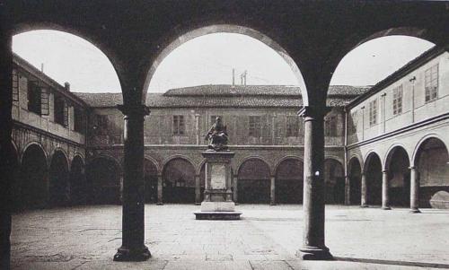 Oviedo. Claustro de la Universidad