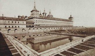 San Lorenzo de El Escorial. Fachada del Mediodía y estanque de la Huerta