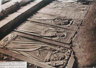 Monasterio de Poblet. Sepulturas de los Abades en la Sala Capitular