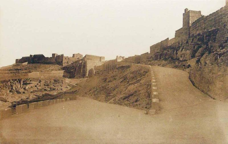 Castillo de Sagunto. Carretera y vista parcial de la fortaleza