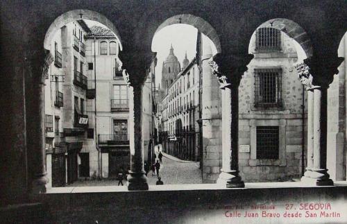 Segovia. Calle Juan Bravo desde San Martín