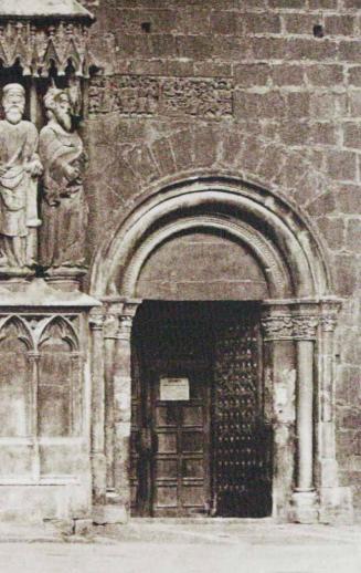 Tarragona. Catedral: Una porta romànica i sepulcre romà-cristià, a la façana