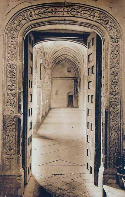 Toledo. San Juan de los Reyes. Claustro. Puerta del Calvario