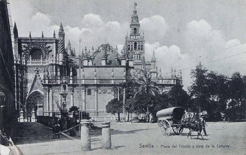 Sevilla. Plaza del Truinfo y vista de la Catedral