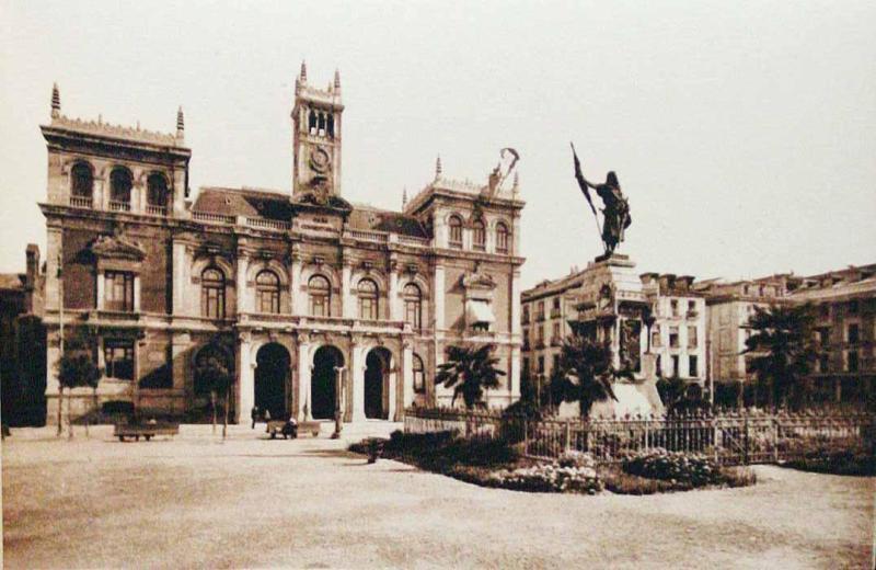 Valladolid. Ayuntamiento y estatua del Conde Ansurer