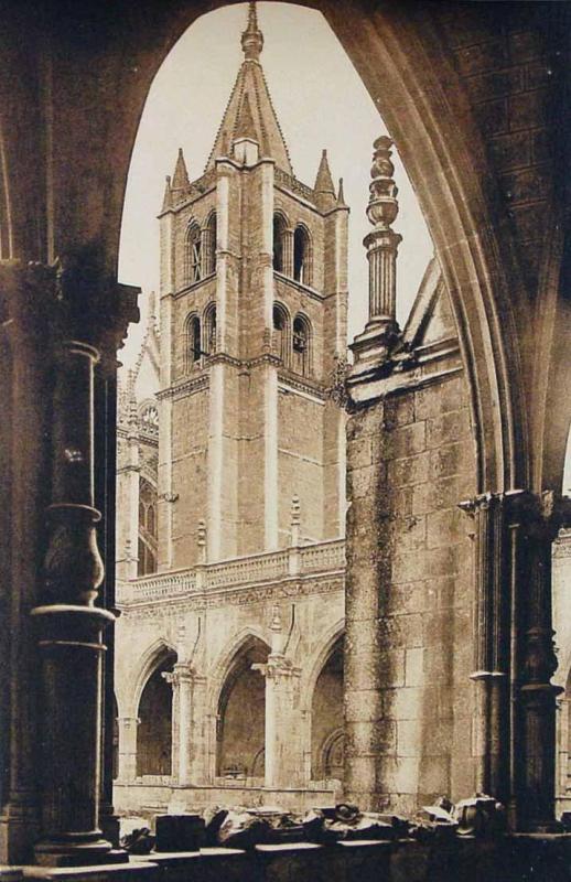 León. Catedral (Siglo XII). Claustro y Torre de las Campanas