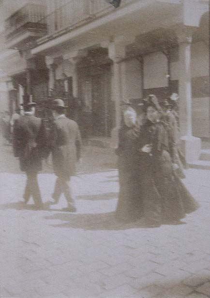 (Personas paseando por una calle típica)