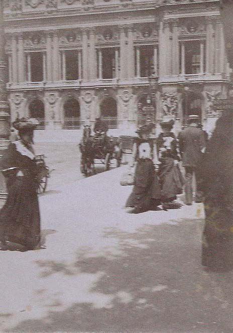 (Personas paseando delante del Museo del Louvre)