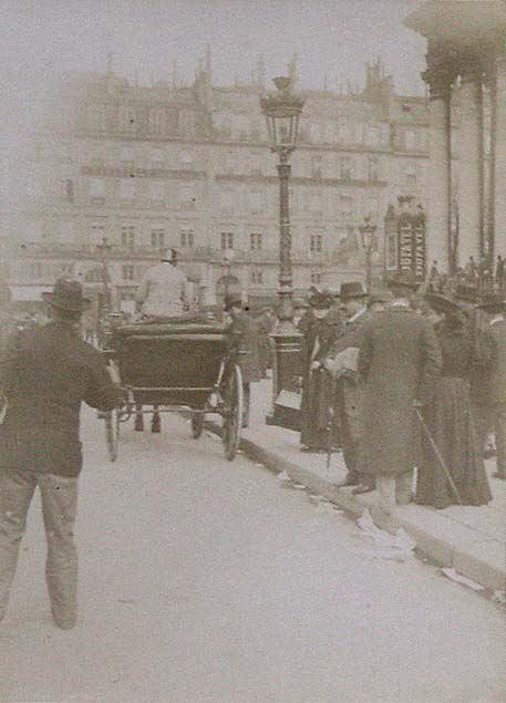 (Gente y coche de caballos en una calle de París)