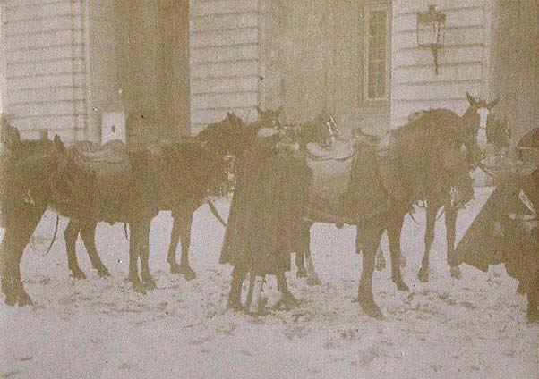 (Caballos frente a un edificio militar con nieve)