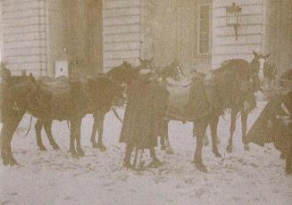 (Caballos frente a un edificio militar con nieve)