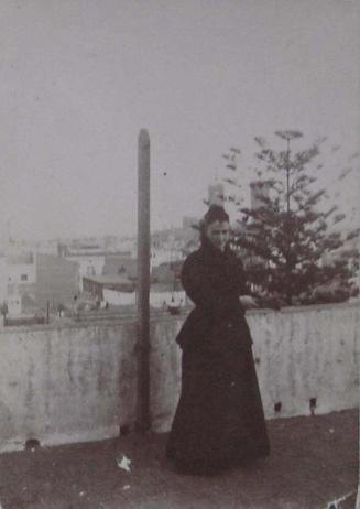 (Retrato de una mujer en la terraza de una casa)