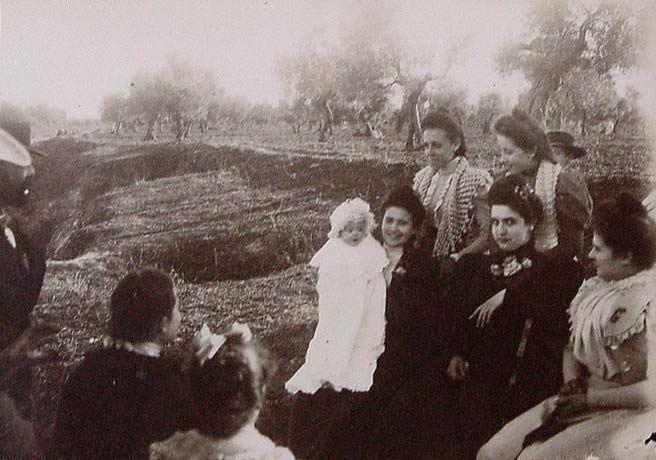 (Retrato de un grupo de mujeres en un campo de olivos, con un niño bautizado)