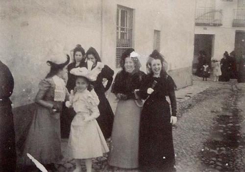 (Retrato de un grupo de mujeres con mantillas en una calle)