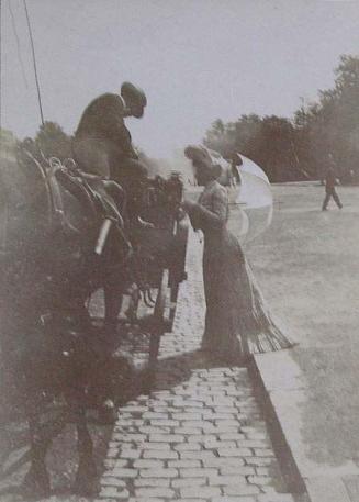 (Mujer con sombrilla subiendo a un coche de caballos)