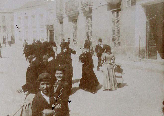 (Gente en la calle de una ciudad)