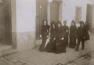 (Mujeres con mantillas por una calle empedrada)