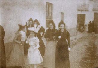 (Mujeres y niña posando en una calle)