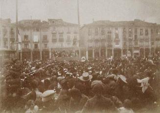 (Personas concentradas en la plaza de Burgos)