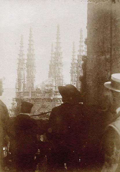 (Personas comtemplando el cimborrio de la catedral de Burgos)