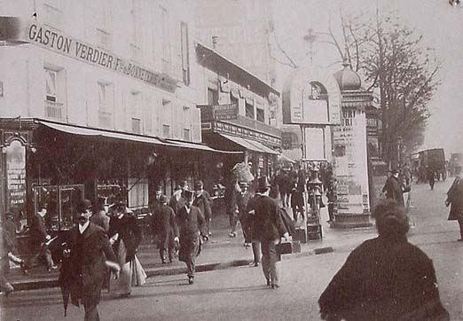 (Calle de París con traseúntes)