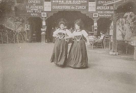 (Dos mujeres frente a una taberna en Suiza)