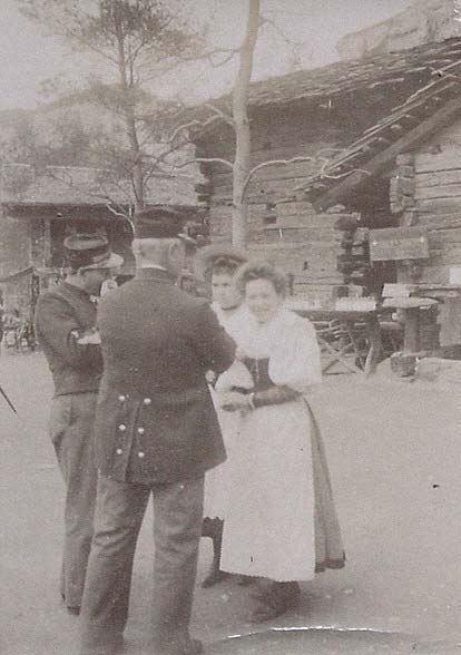 (Grupo de gentes conversando en un pueblo de Suiza)