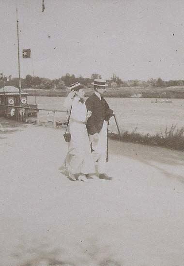 (Pareja paseando junto al río de Nogent sur Marne)