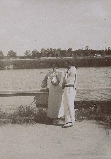 (Pareja junto al río de Joinville le Pont)