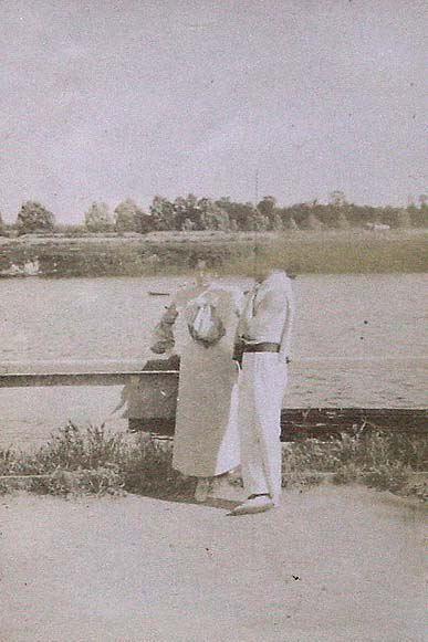 (Pareja junto al río de Joinville le Pont)