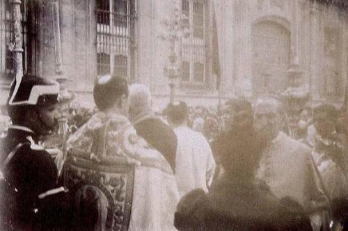 (Al fondo el Palacio Episcopal. Esperando a la Procesión en la puesta de los palos de la Catedral de Sevilla)