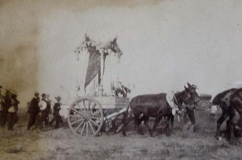 (Procesión con carreta tirada por caballos)