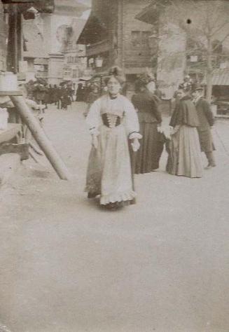 (Mujer paseando por una calle de un pueblo de Suiza)