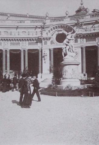 (Palacio con escultura del Rapto de la Sabinas delante)