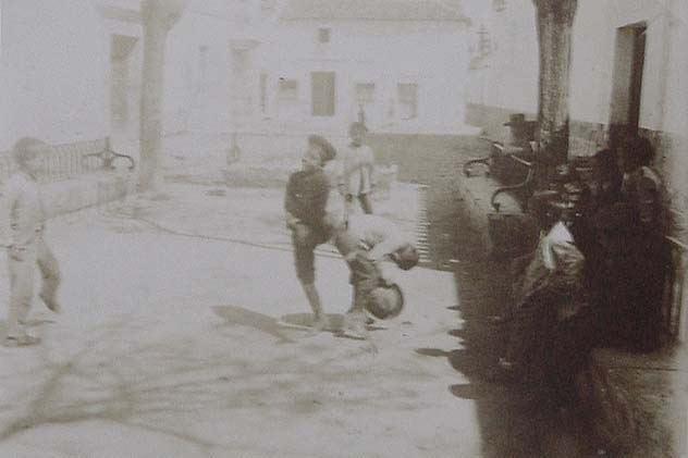 (Niños jugando en una plaza)