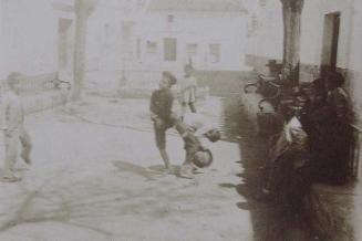 (Niños jugando en una plaza)