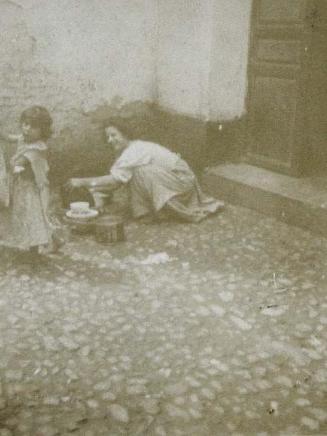 (Niñas fregando unos pucheros en un patio)