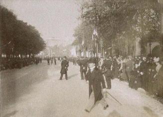 (Gente concentrada a ambos lados de una calle de París)