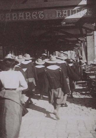 (Grupo con trajes típicos en el pórtico del Cabaret des Halles)