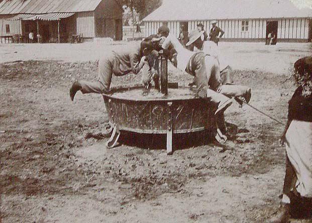 (Niños bebiendo agua de una fuente)