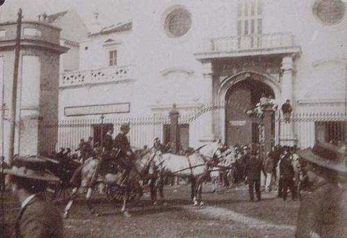 (Coche de caballos ante la Maestranza de Sevilla)