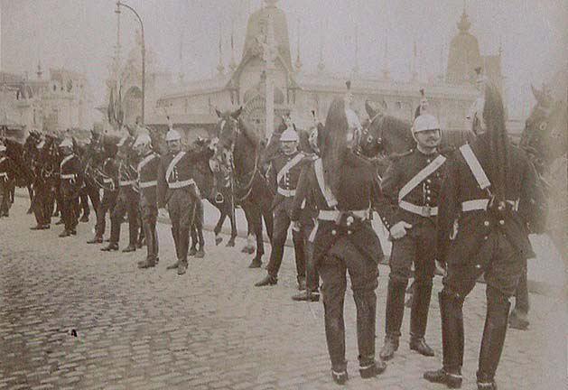 (Soldados con caballos en la calle de una ciudad)