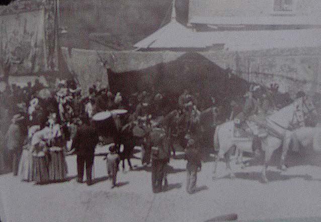 (Desfile por una calle. Procesión del Corpus de Toledo?)