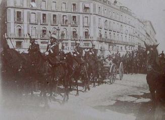 (Desfile de soldados a caballo en la Puerta del Sol)