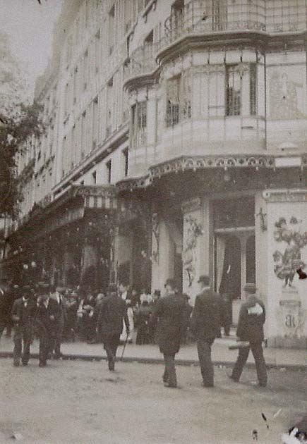 (Transeuntes por calle de Francia)