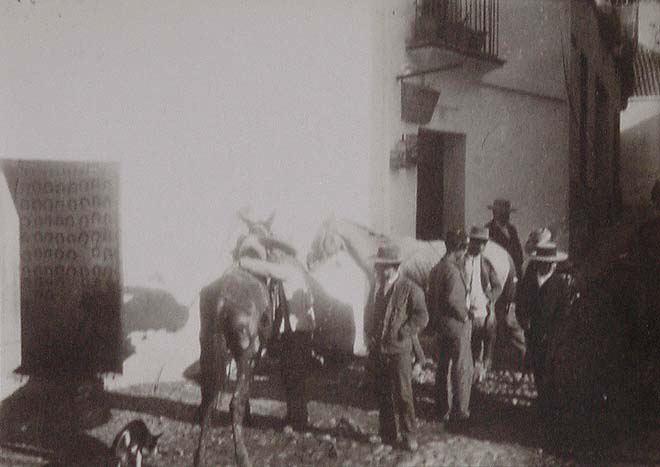 (Hombres y caballos en una calle de un pueblo)